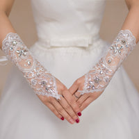 Delicados guantes de boda de estilo corto Guantes de novia con diamantes de imitación de encaje sin dedos