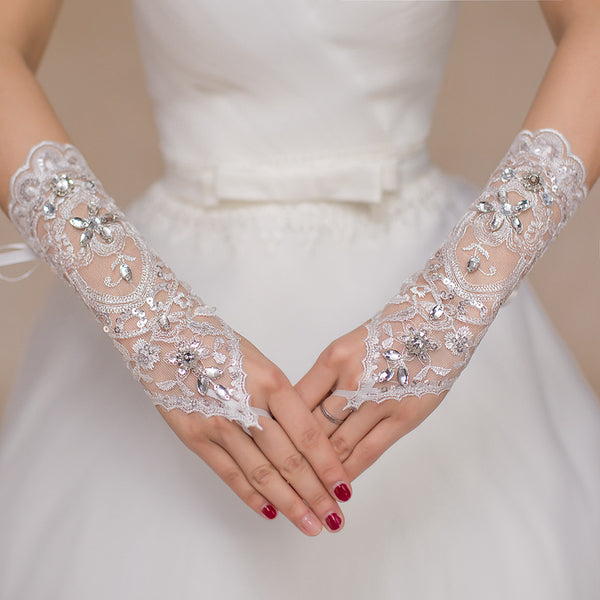 Gants de mariage de style court délicat Gants de mariée en dentelle strass sans doigts