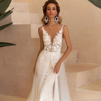 Simple V-neck Sleeveless Backless Wedding Gown Lace Appliqued Wedding Dress With Detachable Tail